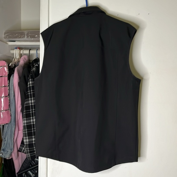 Nice casual vest warm inside for cold days. - Picture 2 of 5